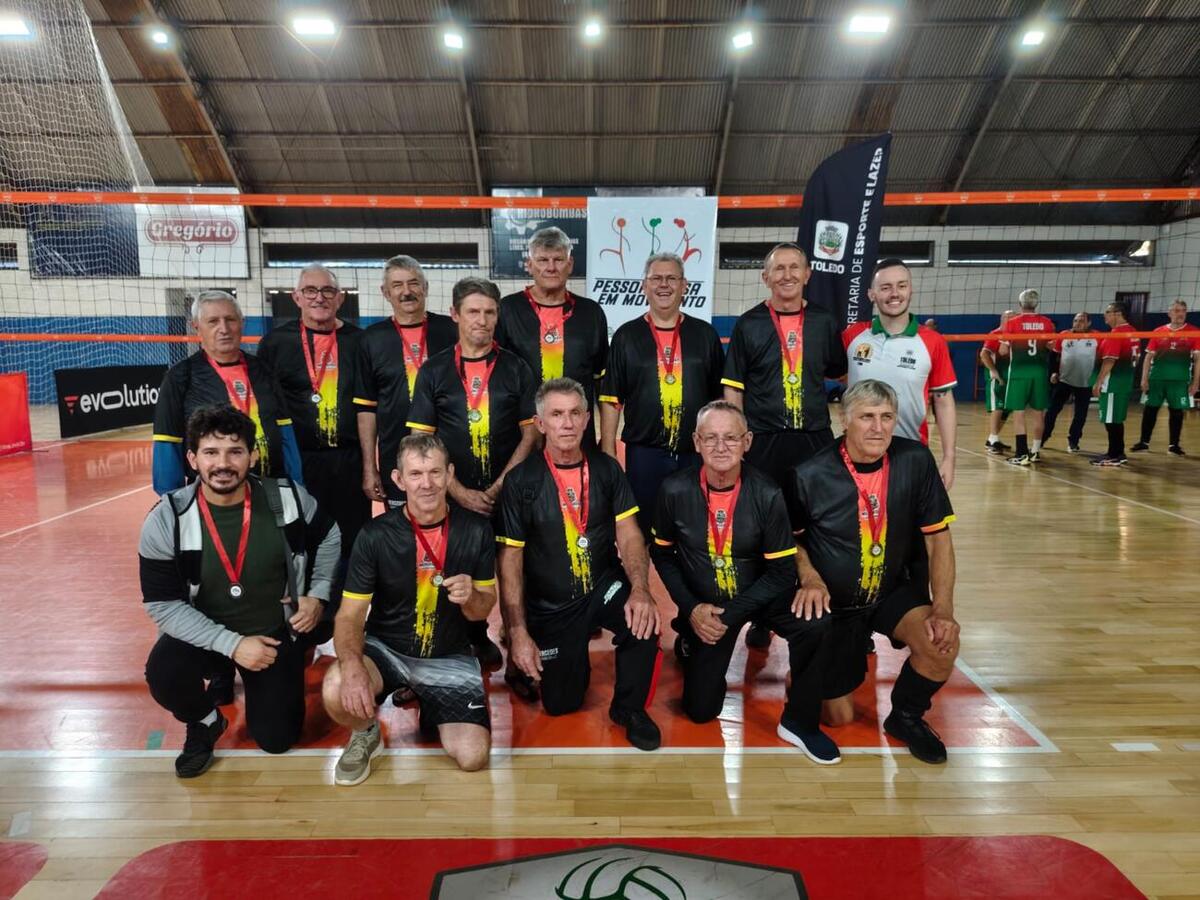 Competição de vôlei câmbio reuniu participantes 60+ no Ginásio de Esportes Hugo Zeni