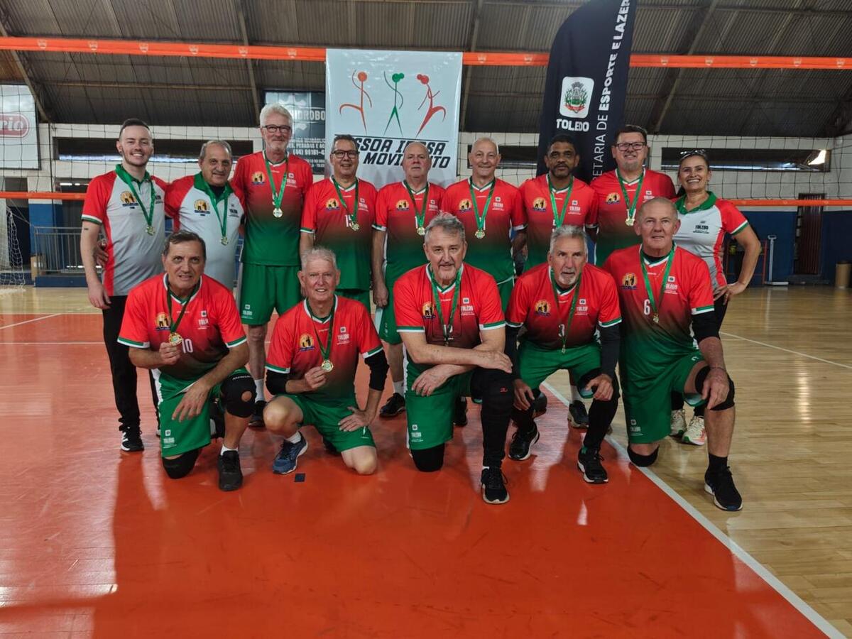Competição de vôlei câmbio reuniu participantes 60+ no Ginásio de Esportes Hugo Zeni