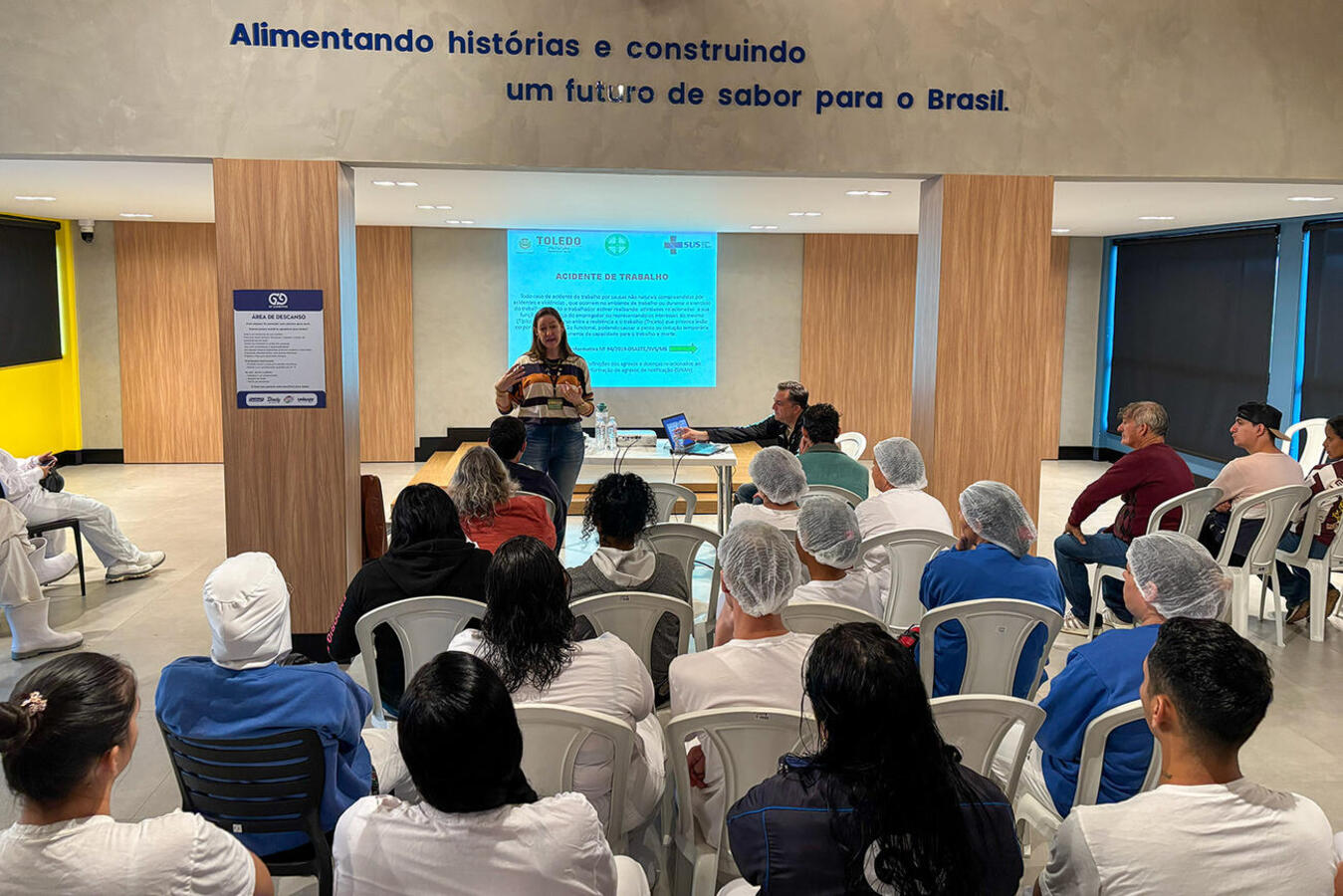 Envolvida em mobilização voltada à prevenção de acidentes e doenças laborais, equipe da Vigilância em Saúde fez ações com colaboradores do Grupo Pereira