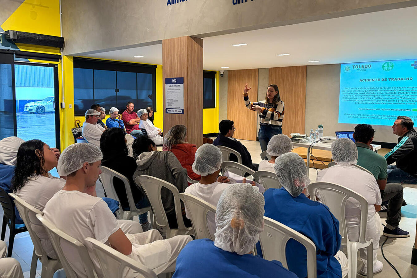 Envolvida em mobilização voltada à prevenção de acidentes e doenças laborais, equipe da Vigilância em Saúde fez ações com colaboradores do Grupo Pereira
