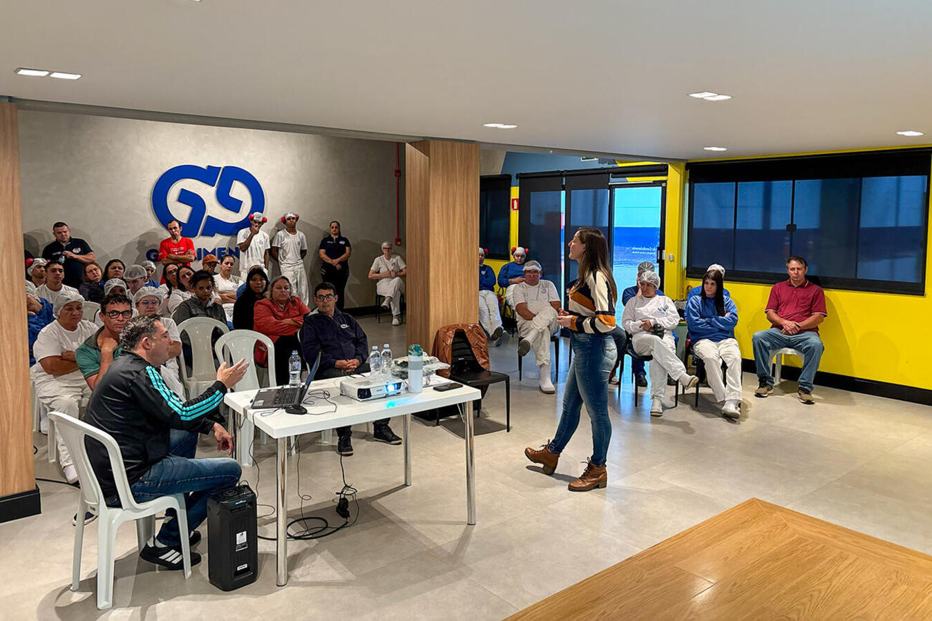 Envolvida em mobilização voltada à prevenção de acidentes e doenças laborais, equipe da Vigilância em Saúde fez ações com colaboradores do Grupo Pereira