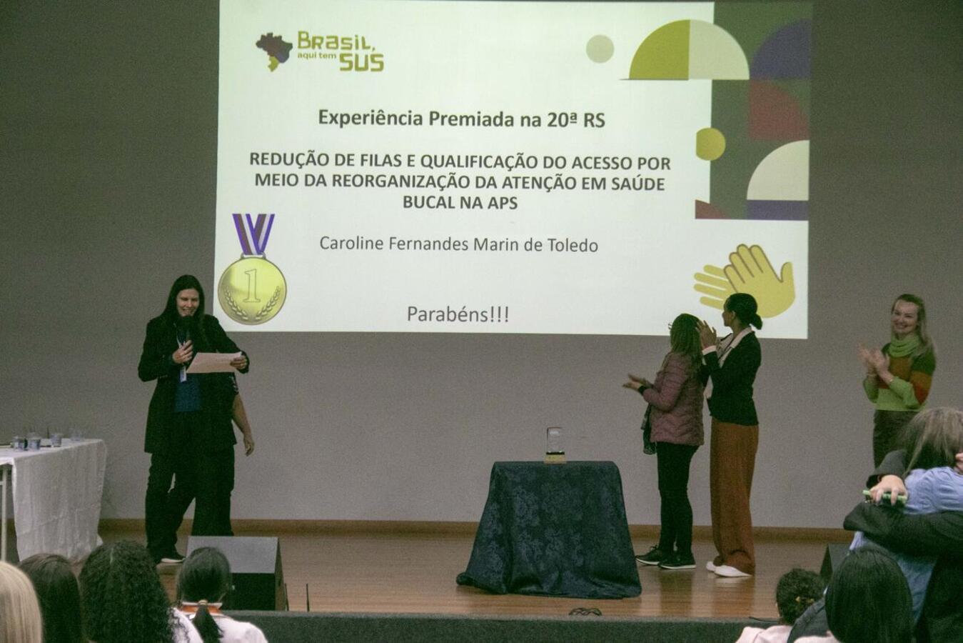 Trabalho focado na redução de filas na saúde bucal, apresentado por Caroline Fernandes Marin de Toledo, foi selecionado em mostra realizada nesta quarta (13)