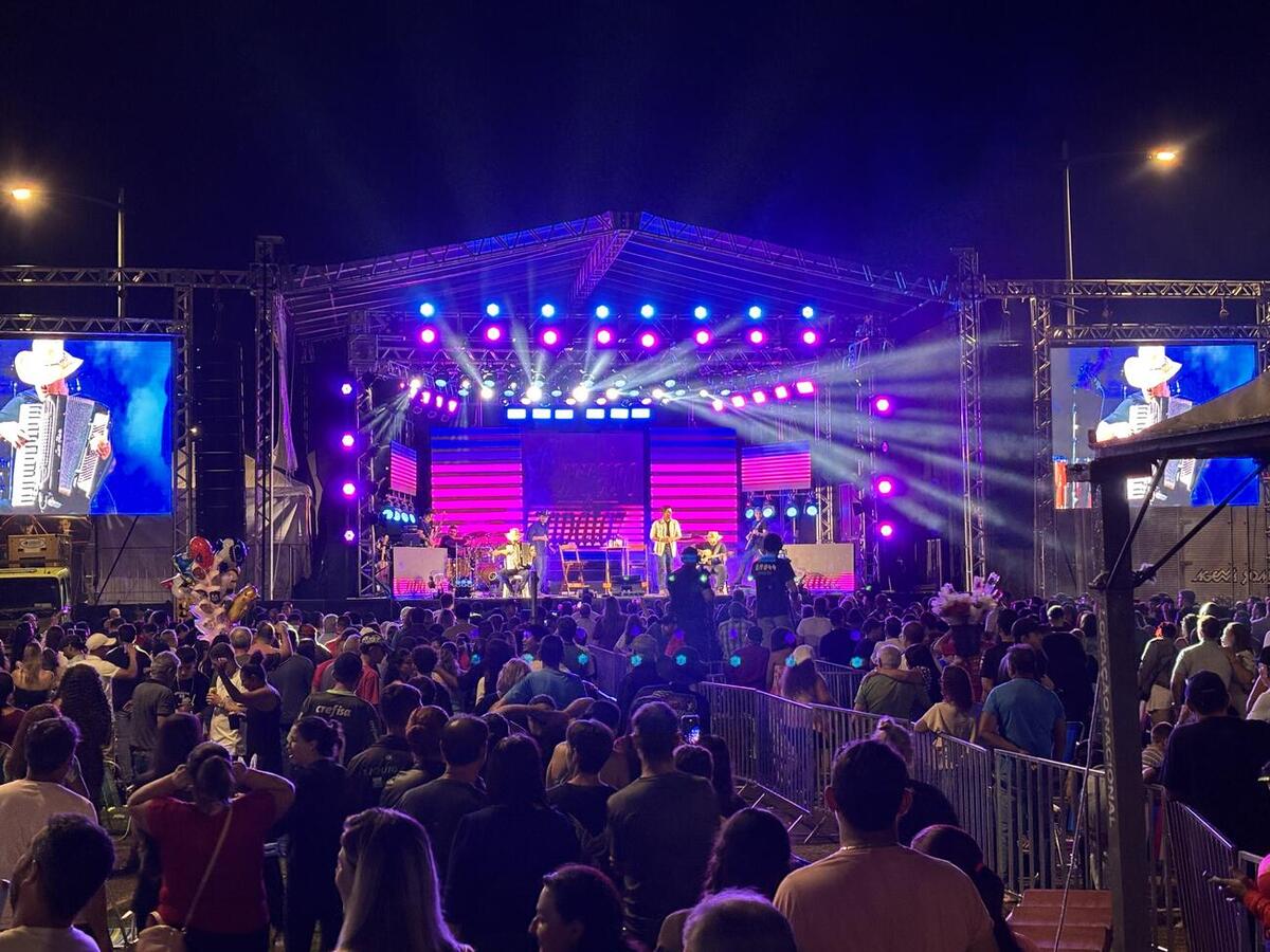 Evento realizado no dia 1° de maio reuniu cerca de 8 mil pessoas que celebraram e acompanharam shows de Kauan Delucci e da dupla Carreiro e Capataz