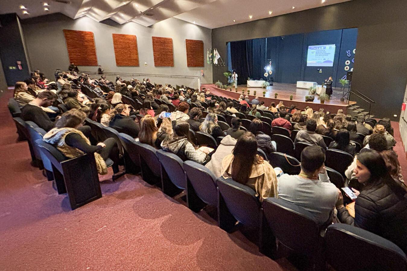 Evento de âmbito municipal ocorreu nesta quarta-feira (17) no teatro do câmpus local da Unioeste; debates envolveram seis eixos temáticos e eleição de delegados
