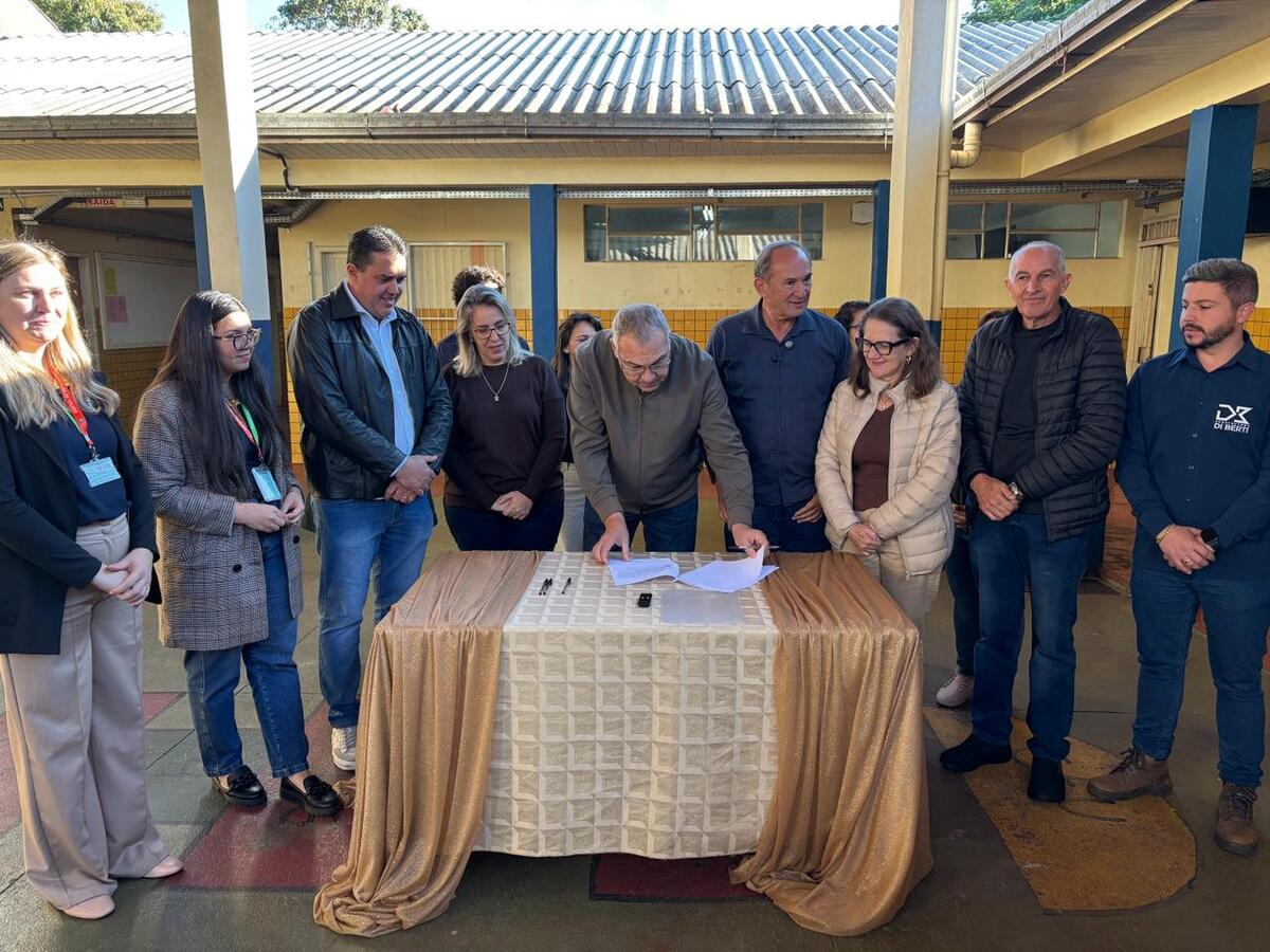 Contrato assinado nesta quarta-feira (3) prevê reforma integral da unidade escolar da Vila Boa Esperança