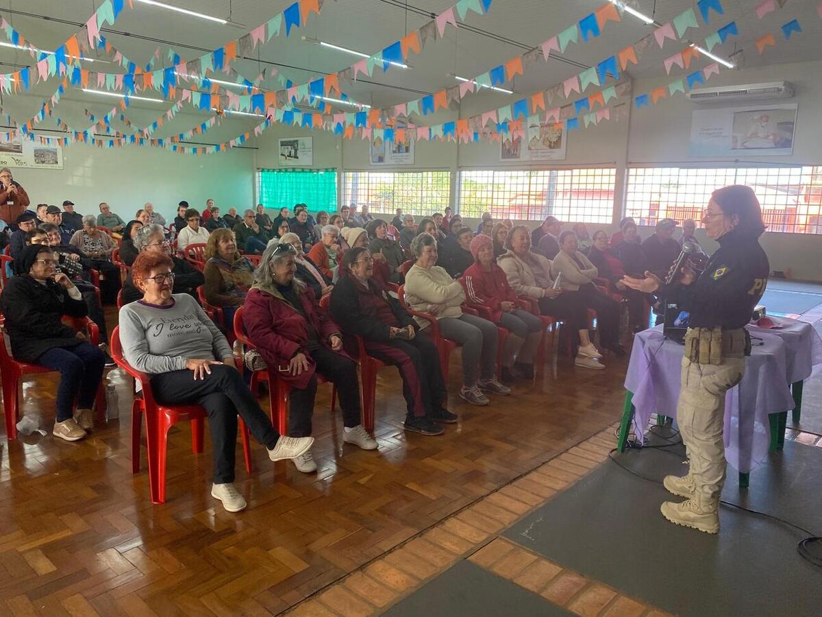 Nesta segunda-feira (15) o Centro de Revitalização da Terceira Idade do Jardim Coopagro realizou uma palestra para difundir a campanha “Junho Violeta”, ação que visa combater a violência contra a pessoa idosa
