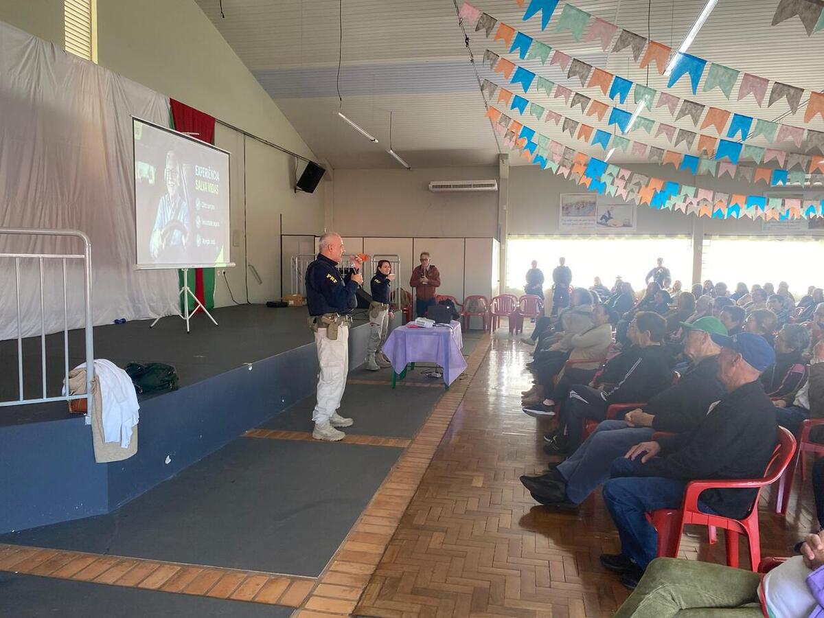 Nesta segunda-feira (15) o Centro de Revitalização da Terceira Idade do Jardim Coopagro realizou uma palestra para difundir a campanha “Junho Violeta”, ação que visa combater a violência contra a pessoa idosa