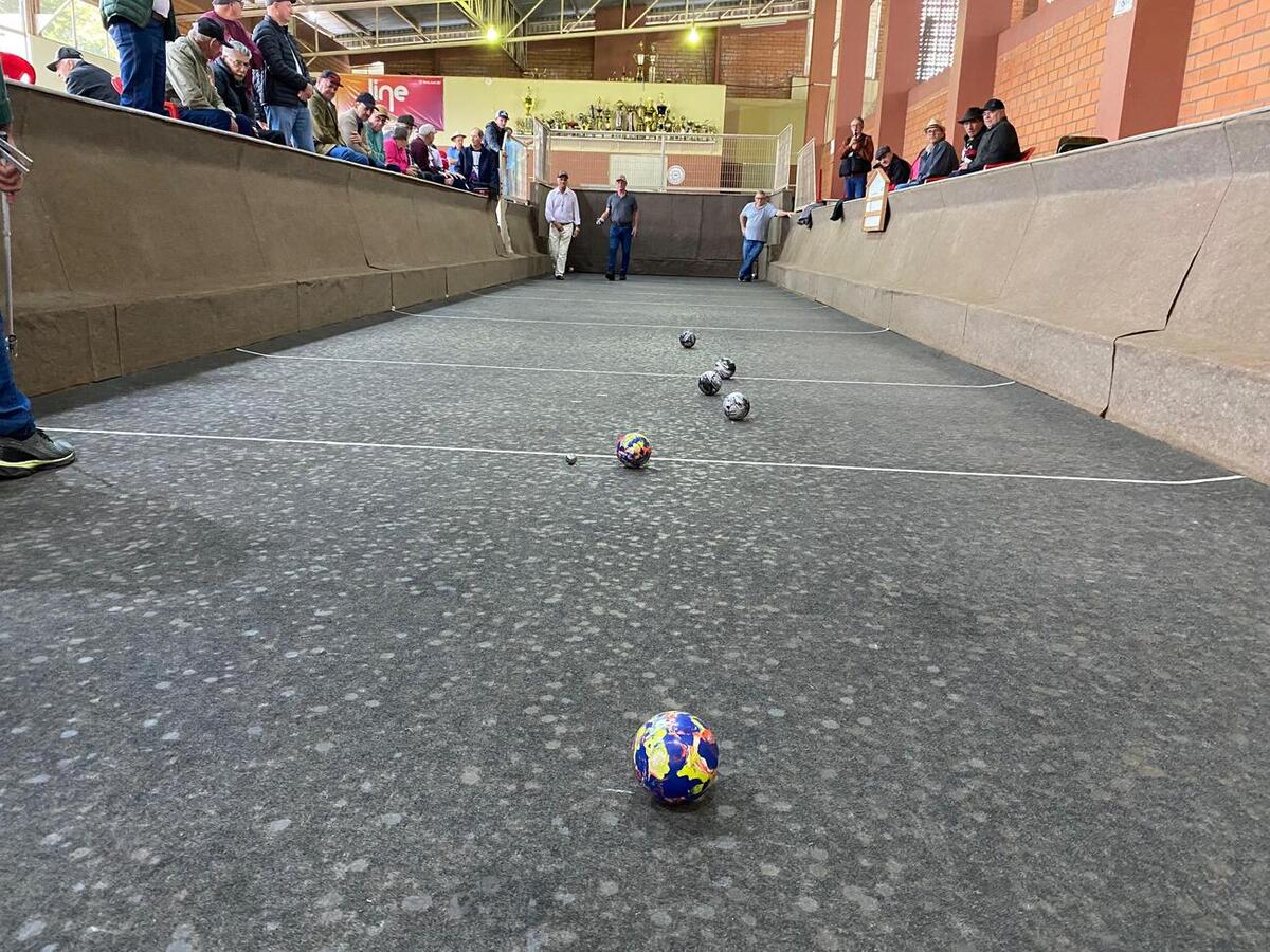 Nesta segunda-feira (8) a Secretaria de Esportes e Lazer realizou a abertura do torneio de Bocha Masculina 60+ no Centro Esportivo Lauri José Simon
