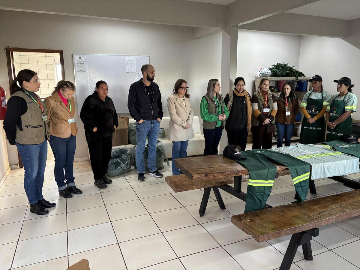 Trabalhadores da Unidade de Valorização de Recicláveis (UVR) receberam, nesta quinta (18), itens que foram adquiridos por meio do convênio Linha Ecológica