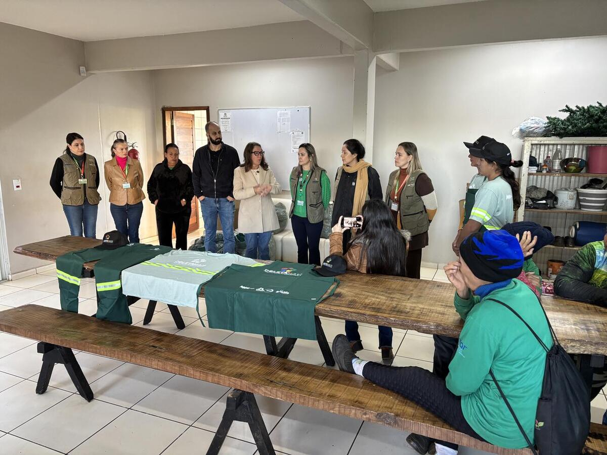 Trabalhadores da Unidade de Valorização de Recicláveis (UVR) receberam, nesta quinta (18), itens que foram adquiridos por meio do convênio Linha Ecológica