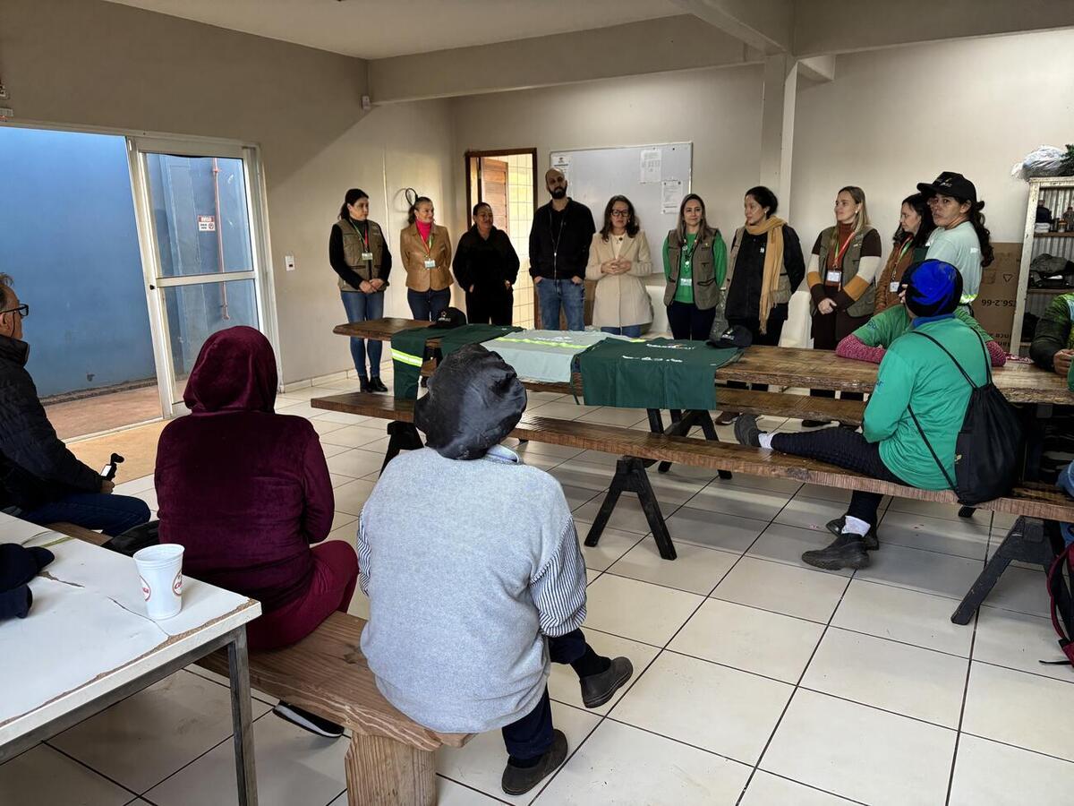 Trabalhadores da Unidade de Valorização de Recicláveis (UVR) receberam, nesta quinta (18), itens que foram adquiridos por meio do convênio Linha Ecológica