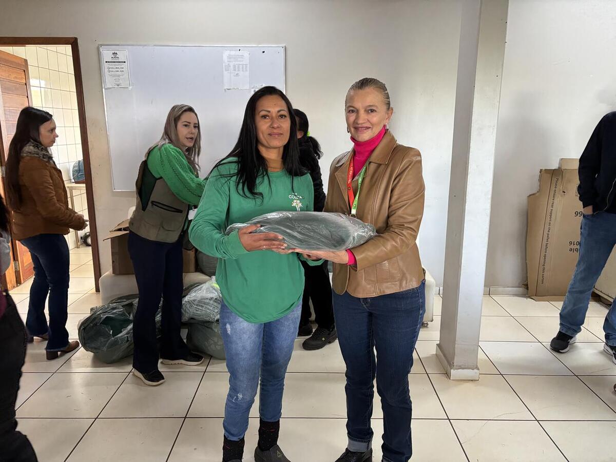 Trabalhadores da Unidade de Valorização de Recicláveis (UVR) receberam, nesta quinta (18), itens que foram adquiridos por meio do convênio Linha Ecológica