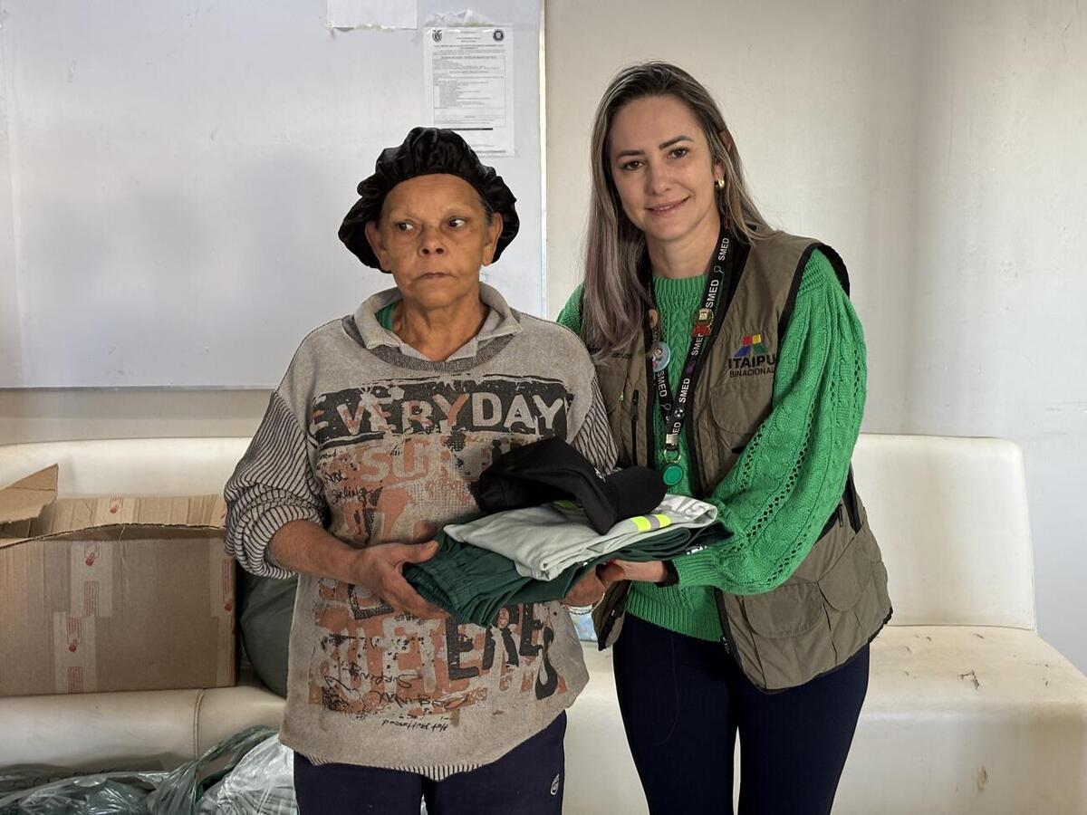 Trabalhadores da Unidade de Valorização de Recicláveis (UVR) receberam, nesta quinta (18), itens que foram adquiridos por meio do convênio Linha Ecológica