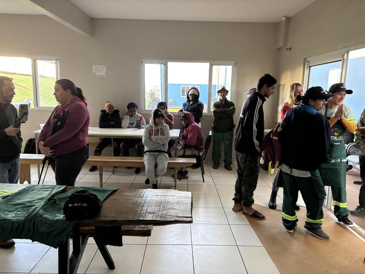 Trabalhadores da Unidade de Valorização de Recicláveis (UVR) receberam, nesta quinta (18), itens que foram adquiridos por meio do convênio Linha Ecológica
