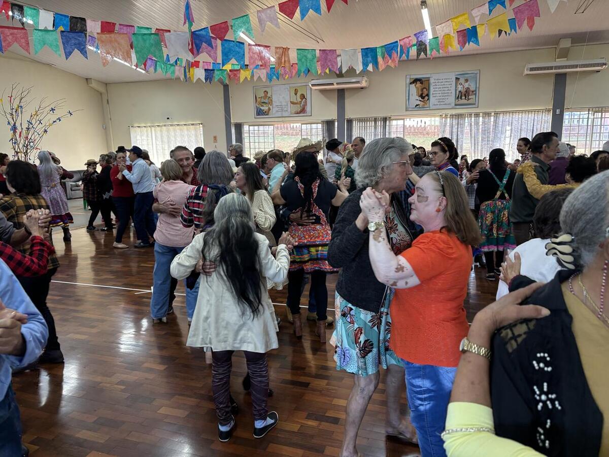 Evento junino contou com comidas típicas, dança de quadrilha e baile na última quarta-feira (3)