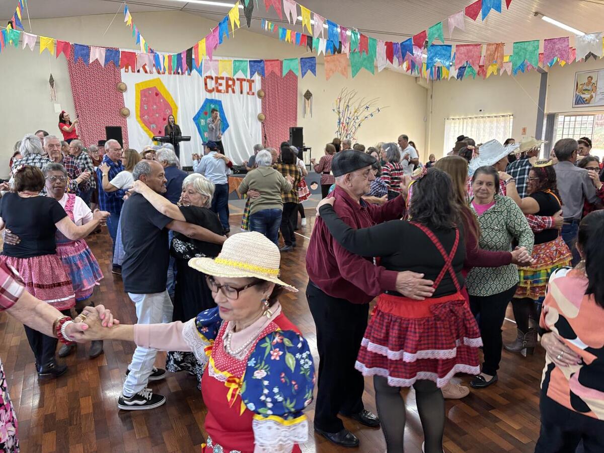 Evento junino contou com comidas típicas, dança de quadrilha e baile na última quarta-feira (3)