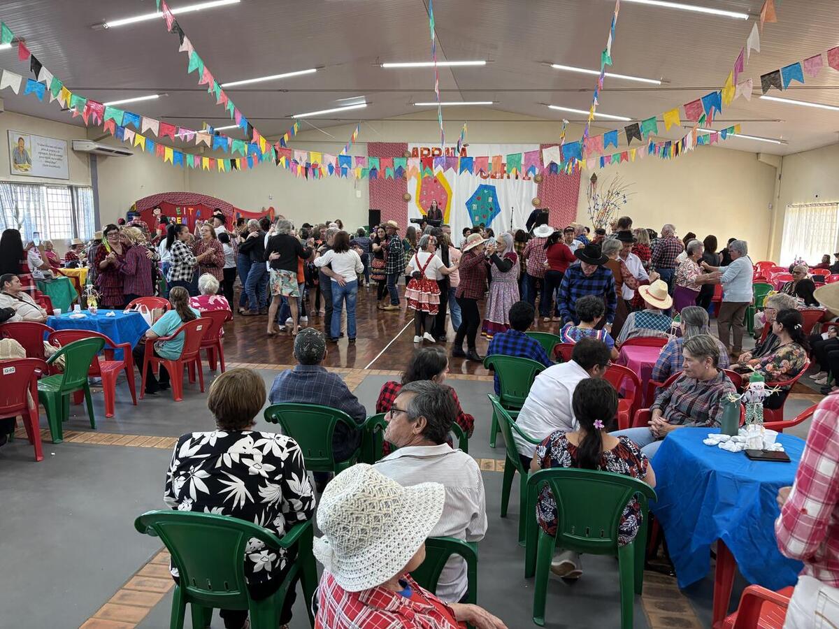 Evento junino contou com comidas típicas, dança de quadrilha e baile na última quarta-feira (3)