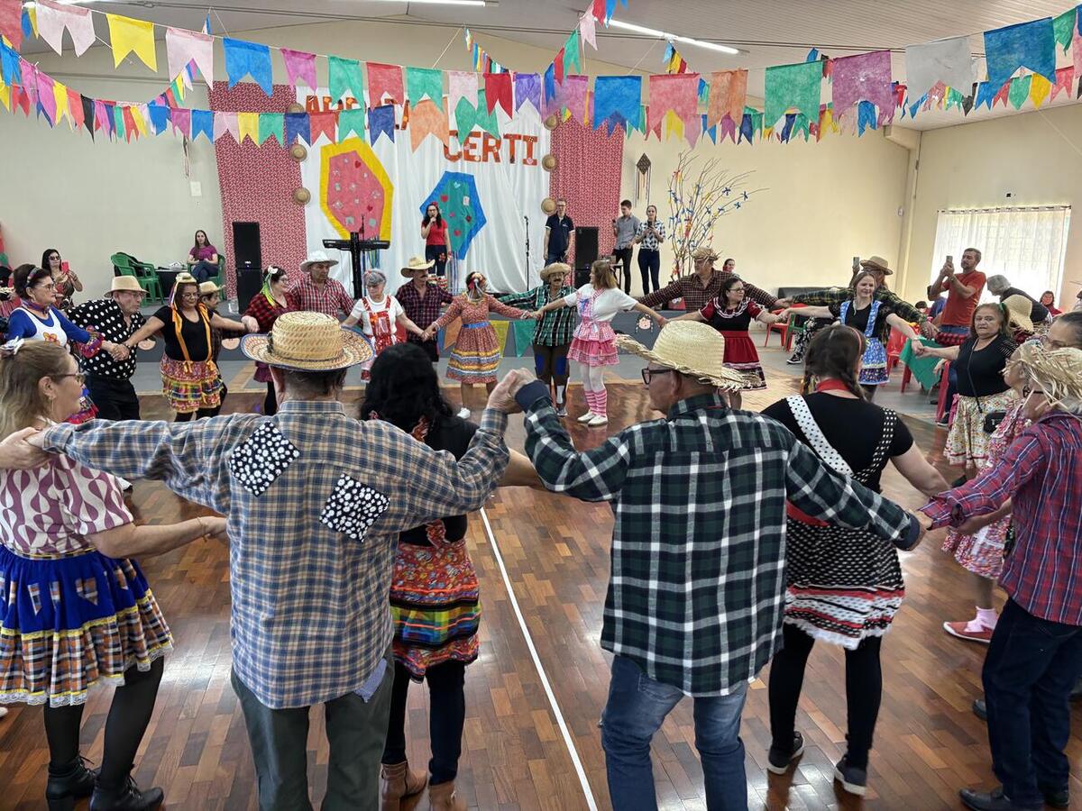 Evento junino contou com comidas típicas, dança de quadrilha e baile na última quarta-feira (3)