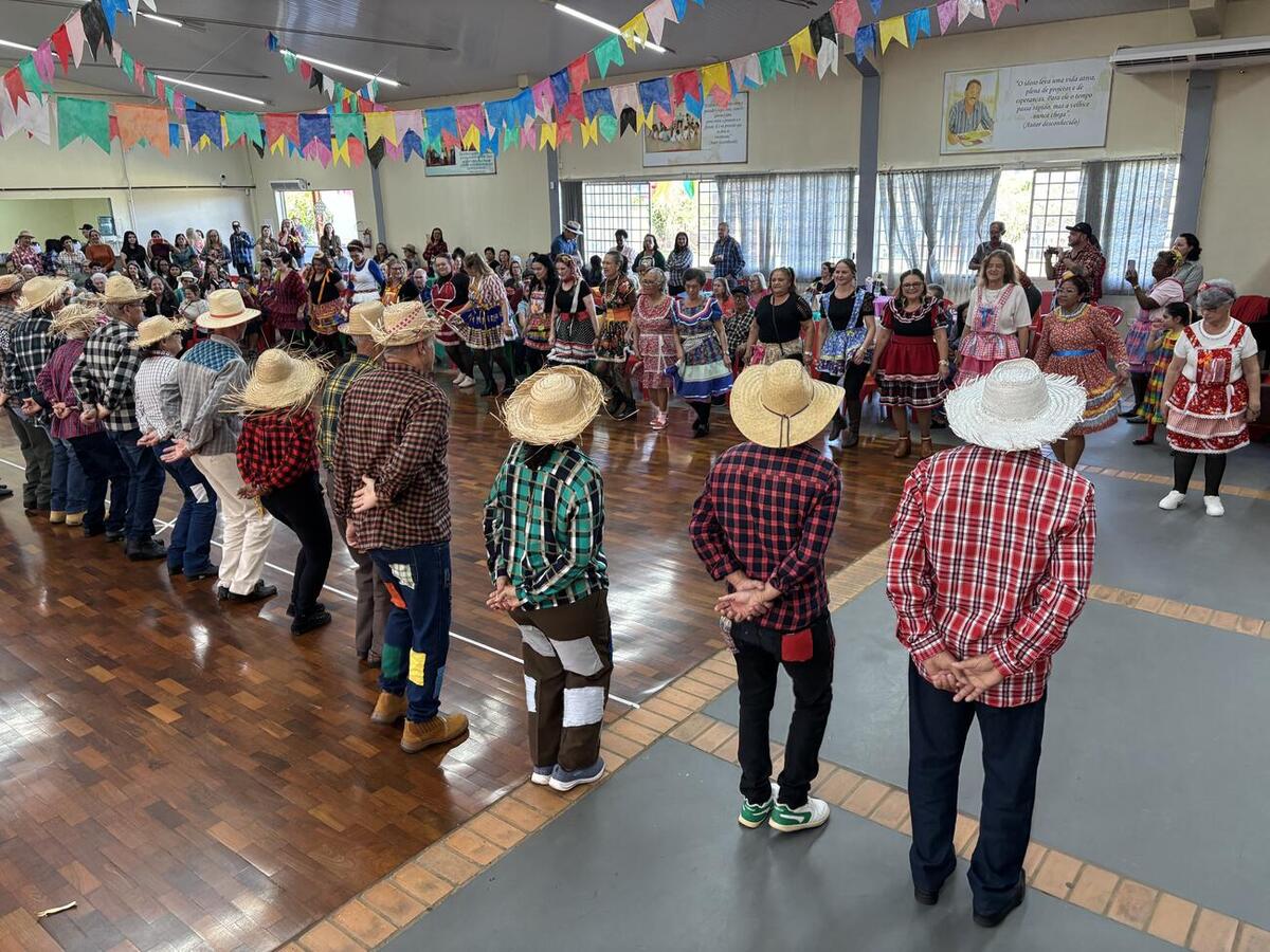 Evento junino contou com comidas típicas, dança de quadrilha e baile na última quarta-feira (3)