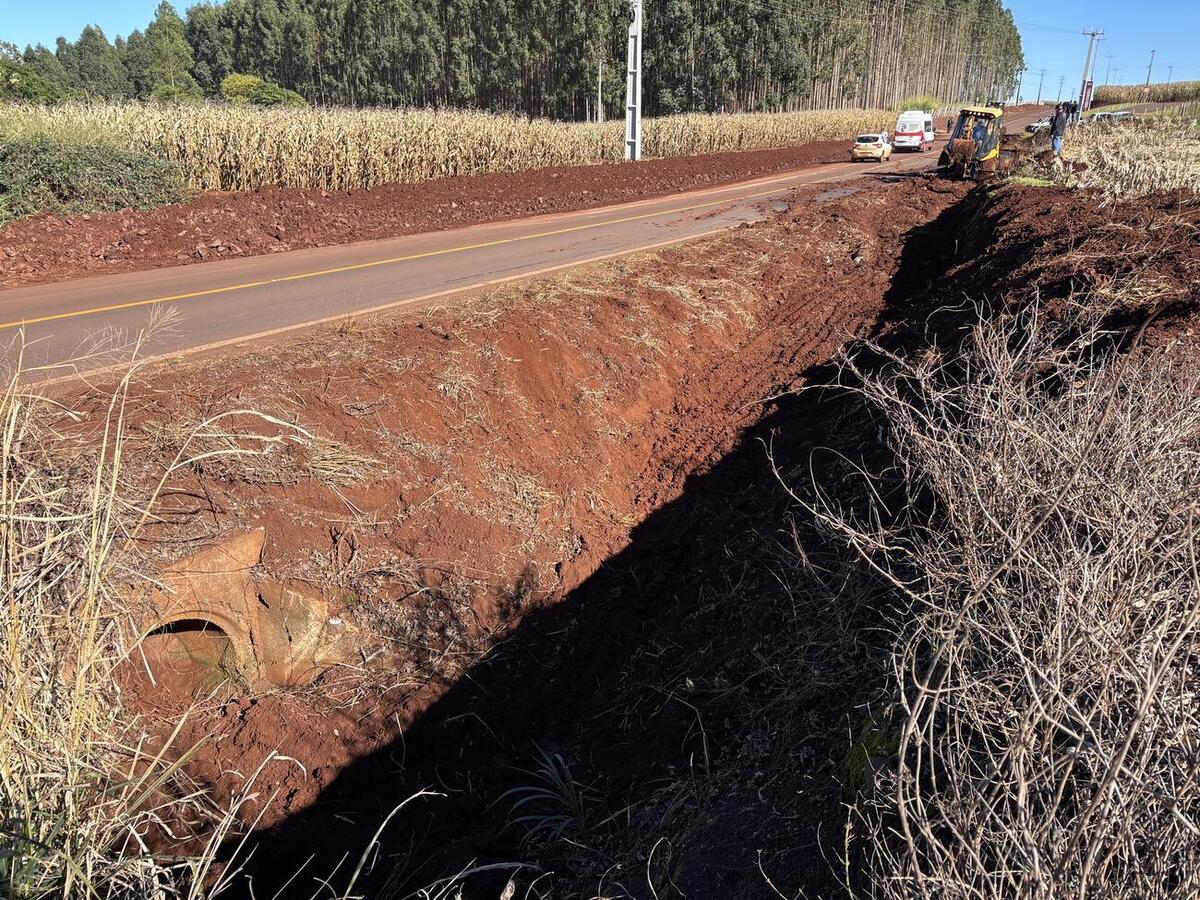 Serviços incluem limpeza de canaletas e desobstrução de bueiros; trabalhos devem seguir pelos próximos 60 dias