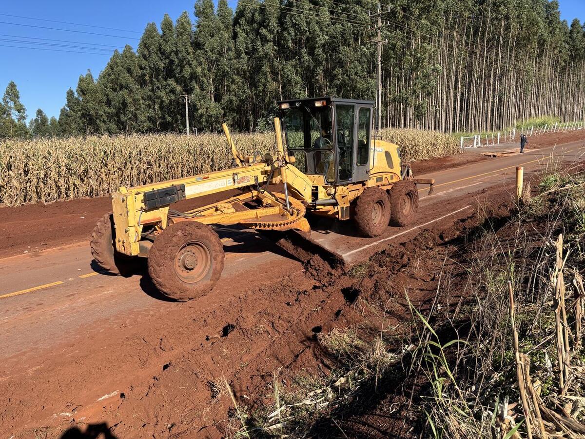 Serviços incluem limpeza de canaletas e desobstrução de bueiros; trabalhos devem seguir pelos próximos 60 dias