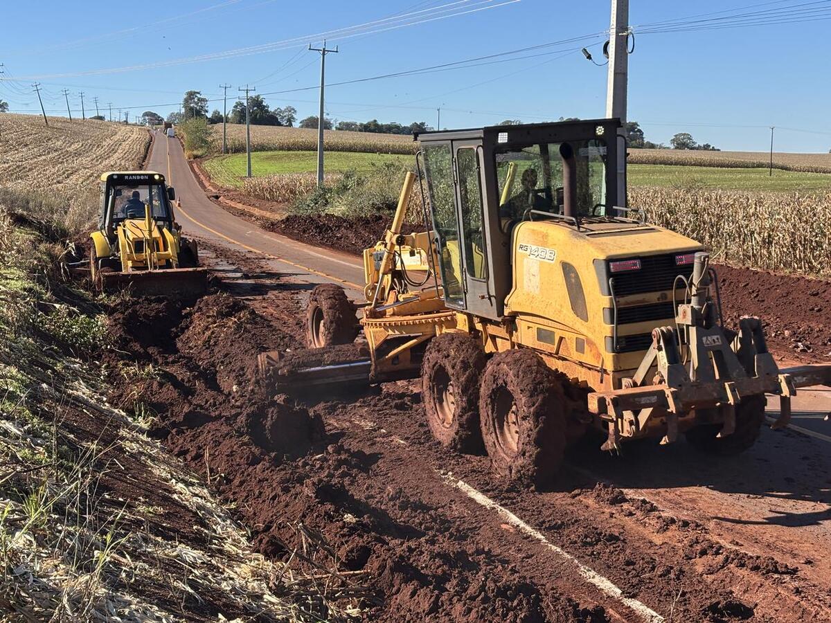 Serviços incluem limpeza de canaletas e desobstrução de bueiros; trabalhos devem seguir pelos próximos 60 dias