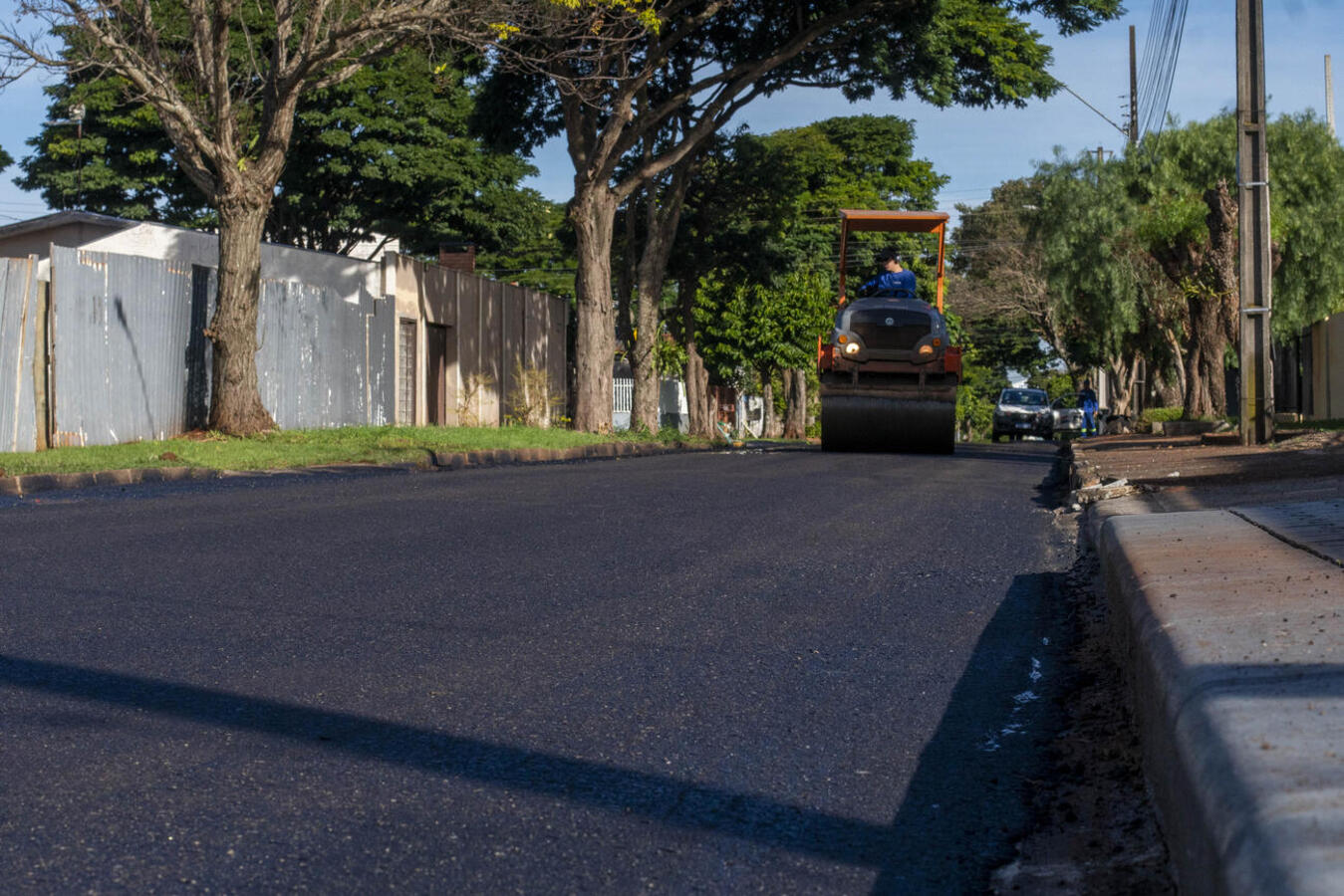 Previsto em contrato com valor de R$ 2.255.676,51, serviço executado pela Emdur teve início nesta semana e contemplará trechos de oito vias, um total de 27,2 mil m²