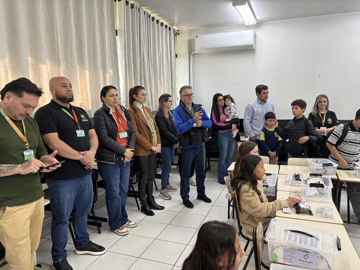 Projeto desenvolvido em parceria com UEM e Unioeste envolve alunos do Clube de Ciências Mentes Curiosas na construção de protótipos de energia fotovoltaica