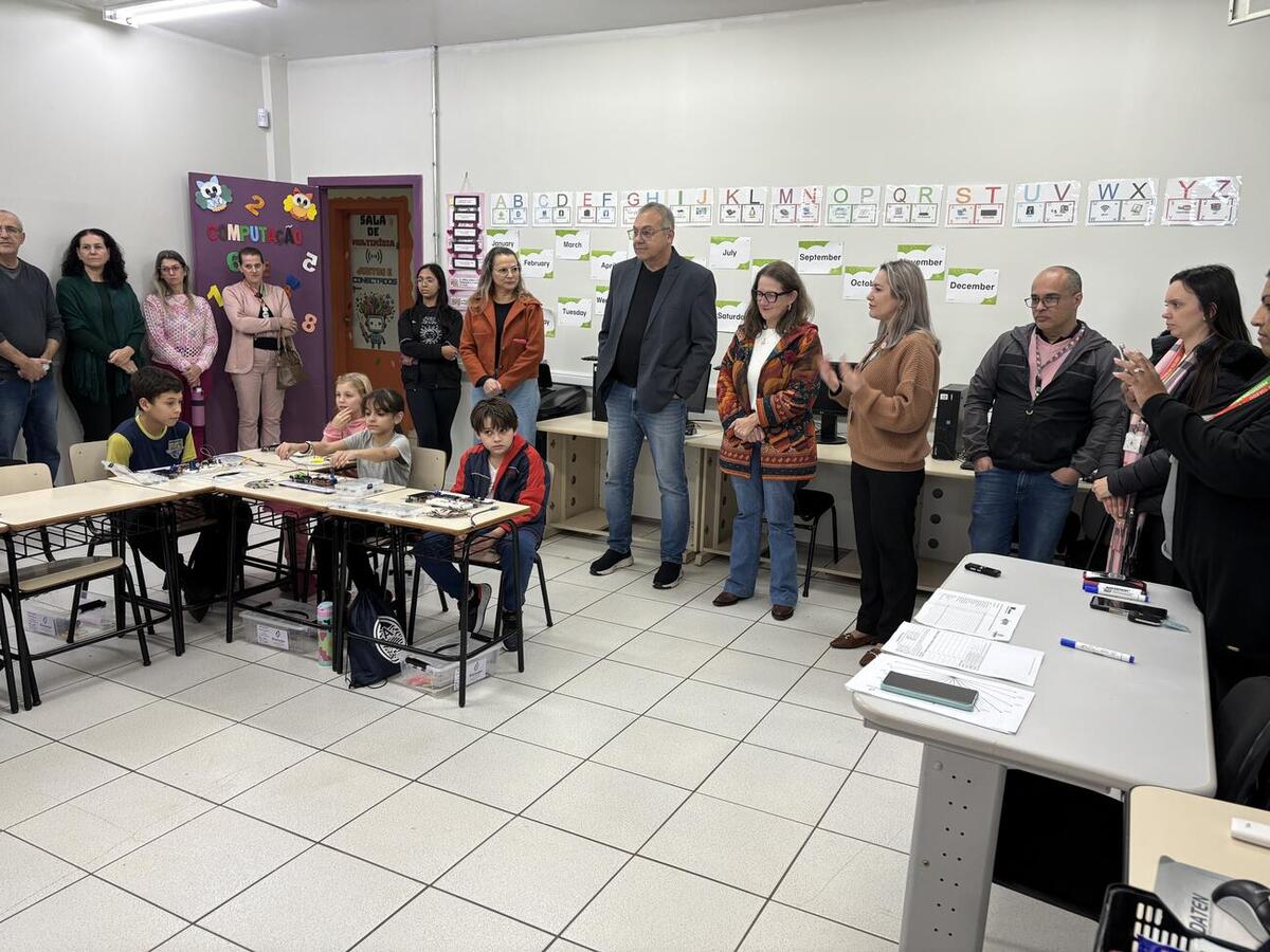 Projeto desenvolvido em parceria com UEM e Unioeste envolve alunos do Clube de Ciências Mentes Curiosas na construção de protótipos de energia fotovoltaica