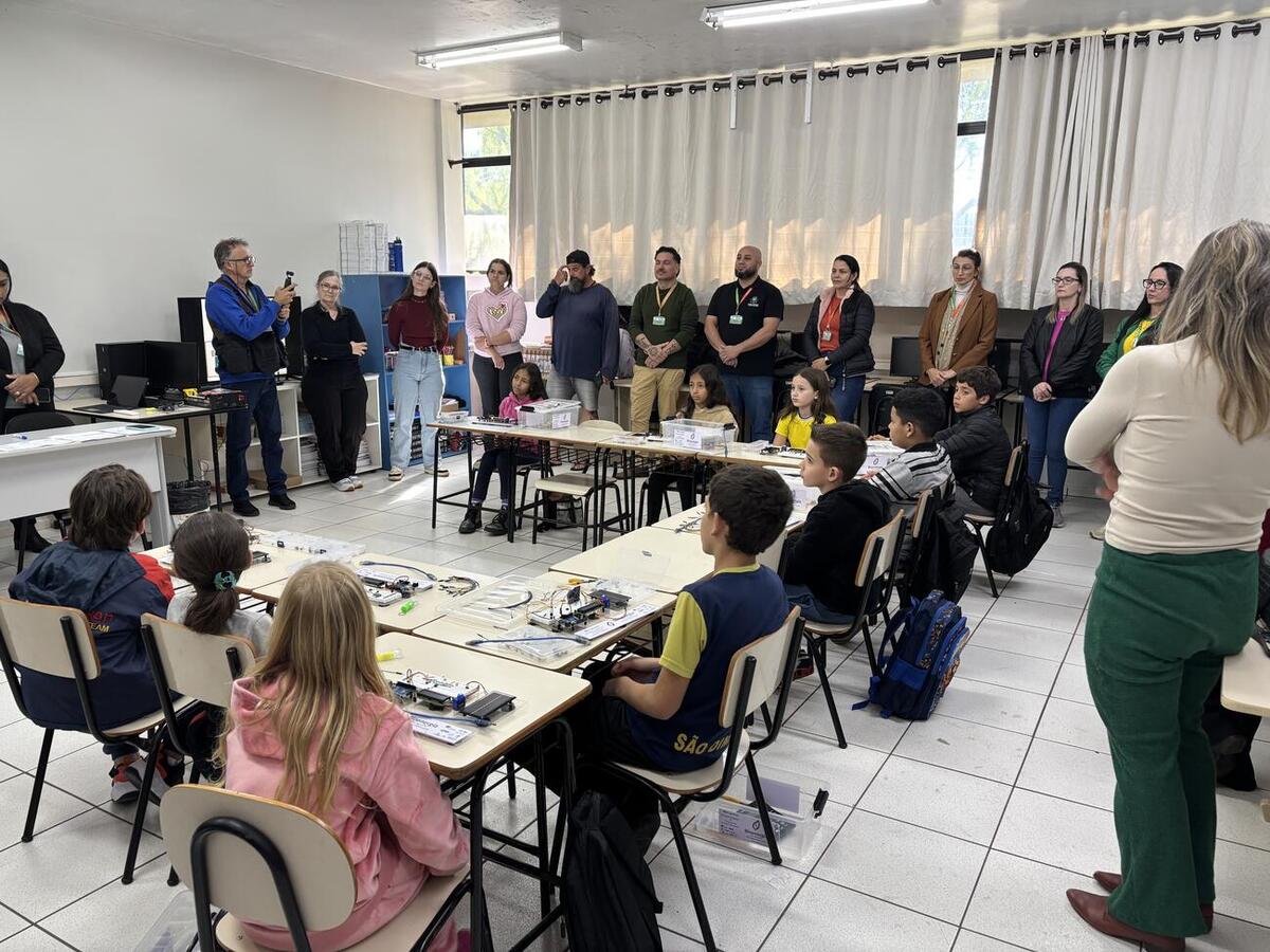 Projeto desenvolvido em parceria com UEM e Unioeste envolve alunos do Clube de Ciências Mentes Curiosas na construção de protótipos de energia fotovoltaica