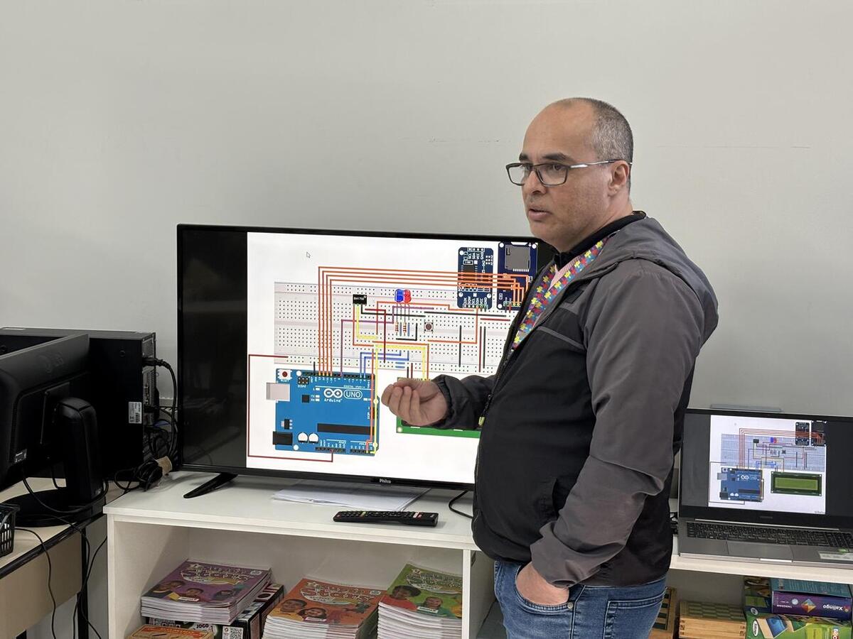 Projeto desenvolvido em parceria com UEM e Unioeste envolve alunos do Clube de Ciências Mentes Curiosas na construção de protótipos de energia fotovoltaica