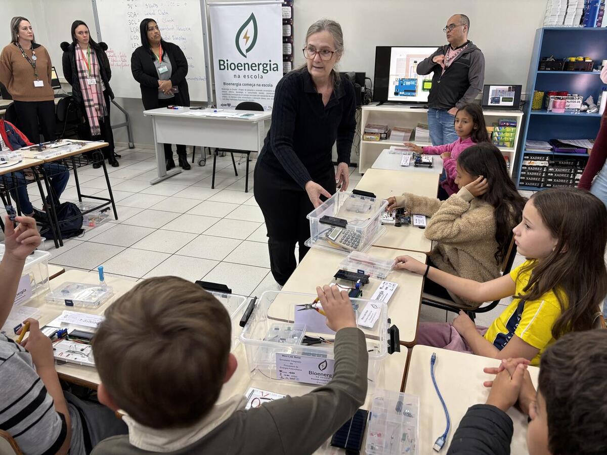 Projeto desenvolvido em parceria com UEM e Unioeste envolve alunos do Clube de Ciências Mentes Curiosas na construção de protótipos de energia fotovoltaica