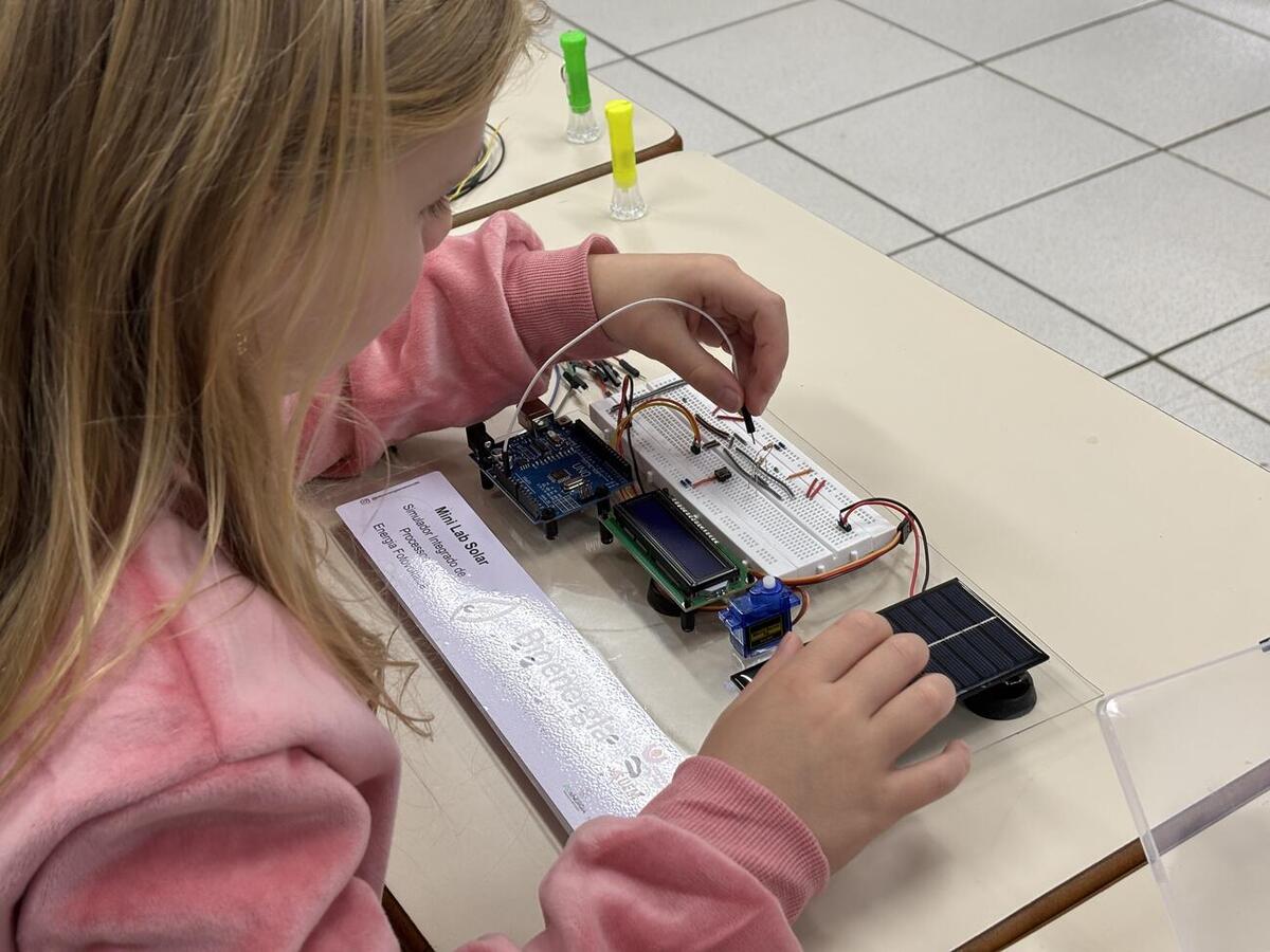 Projeto desenvolvido em parceria com UEM e Unioeste envolve alunos do Clube de Ciências Mentes Curiosas na construção de protótipos de energia fotovoltaica