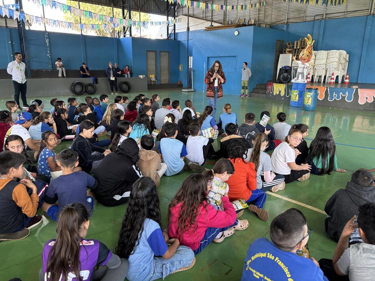 Iniciativa orienta estudantes sobre o descarte correto do óleo de cozinha usado e envolve estabelecimentos de ensino, famílias e toda a comunidade escolar