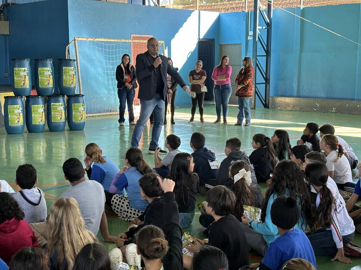 Iniciativa orienta estudantes sobre o descarte correto do óleo de cozinha usado e envolve estabelecimentos de ensino, famílias e toda a comunidade escolar