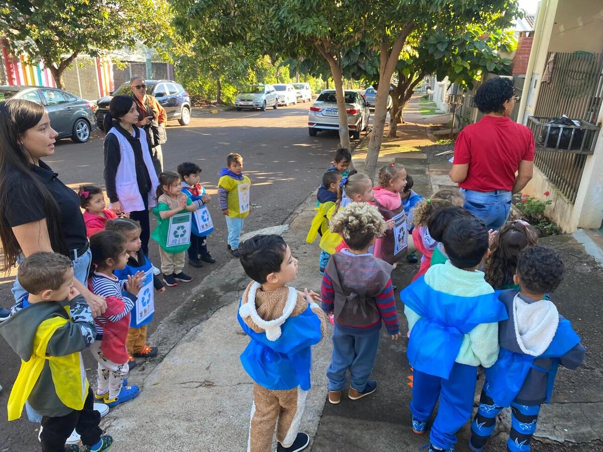Crianças do Infantil 3 do Centro Municipal de Educação Infantil (Cmei) Professor Everaldo César Adorno Carvalho realizaram uma atividade prática para aprender mais sobre reciclagem