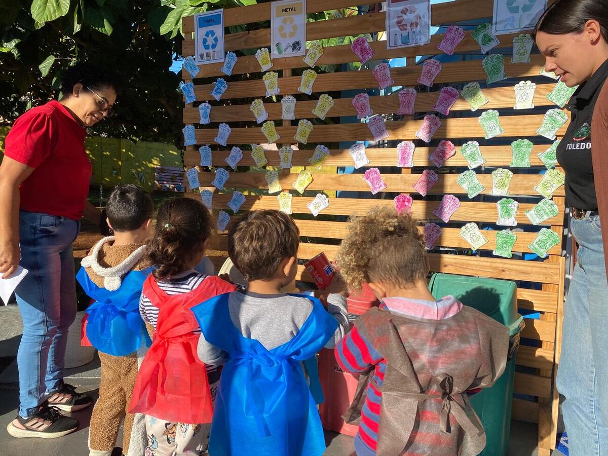 Crianças do Infantil 3 do Centro Municipal de Educação Infantil (Cmei) Professor Everaldo César Adorno Carvalho realizaram uma atividade prática para aprender mais sobre reciclagem