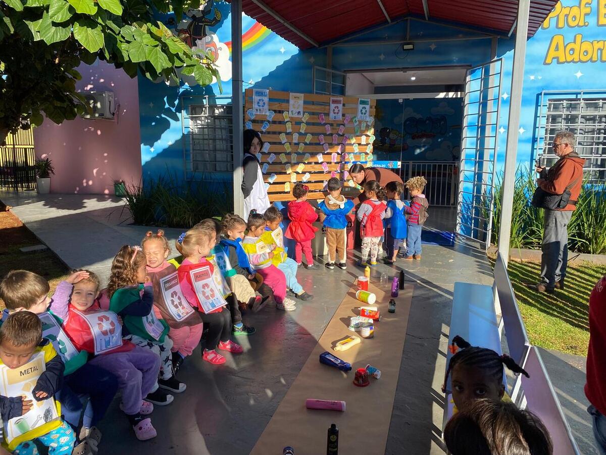 Crianças do Infantil 3 do Centro Municipal de Educação Infantil (Cmei) Professor Everaldo César Adorno Carvalho realizaram uma atividade prática para aprender mais sobre reciclagem