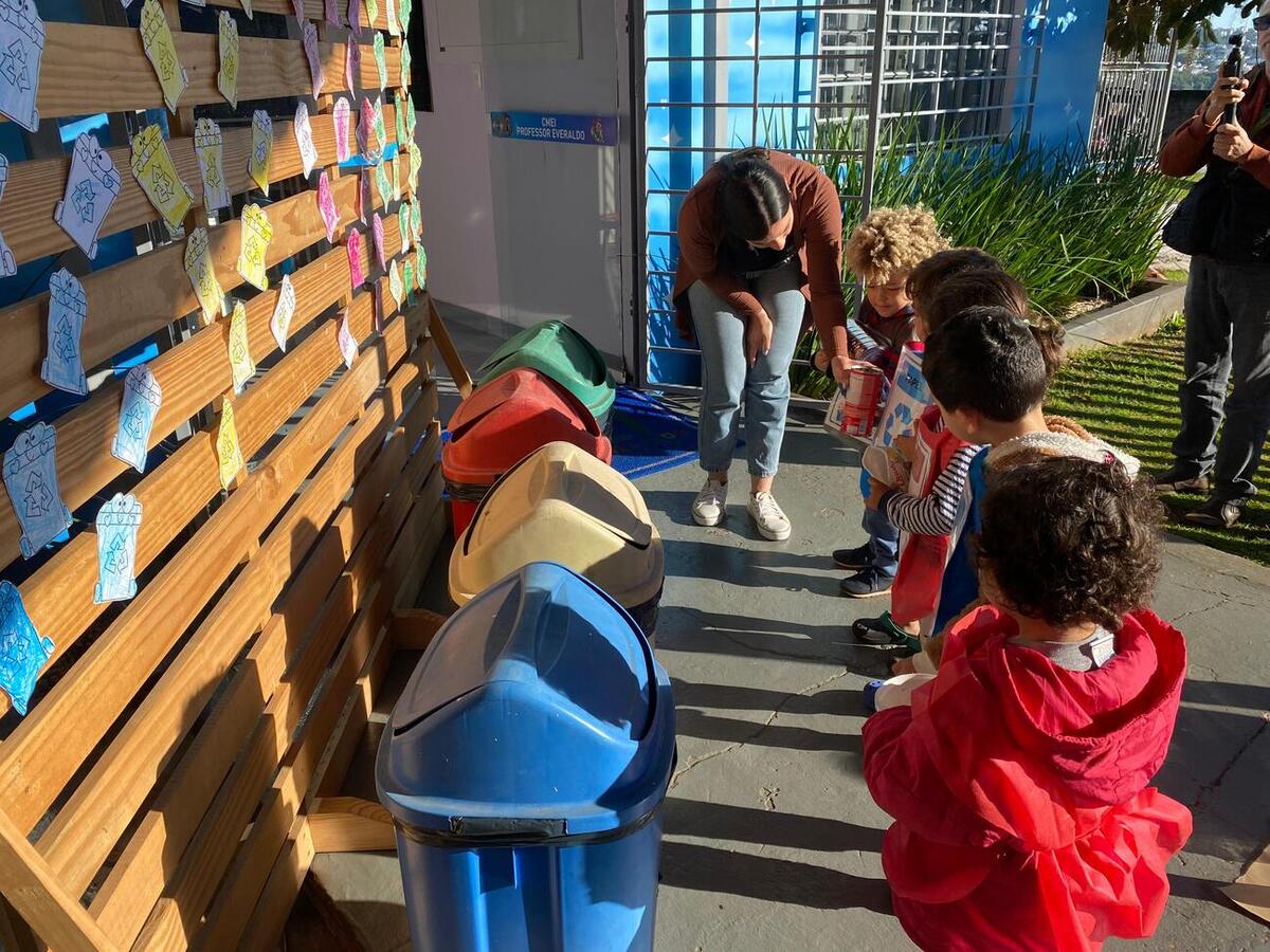 Crianças do Infantil 3 do Centro Municipal de Educação Infantil (Cmei) Professor Everaldo César Adorno Carvalho realizaram uma atividade prática para aprender mais sobre reciclagem