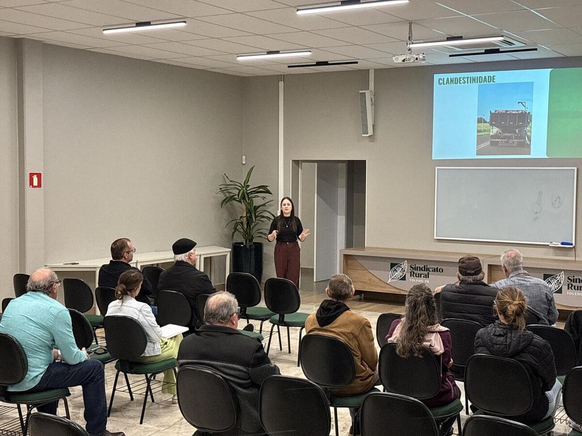 Carcaças de suínos e combate à brucelose e tuberculose em rebanhos bovinos foram temas de evento nesta quarta-feira (10), na sede do Sindicato Rural de Toledo