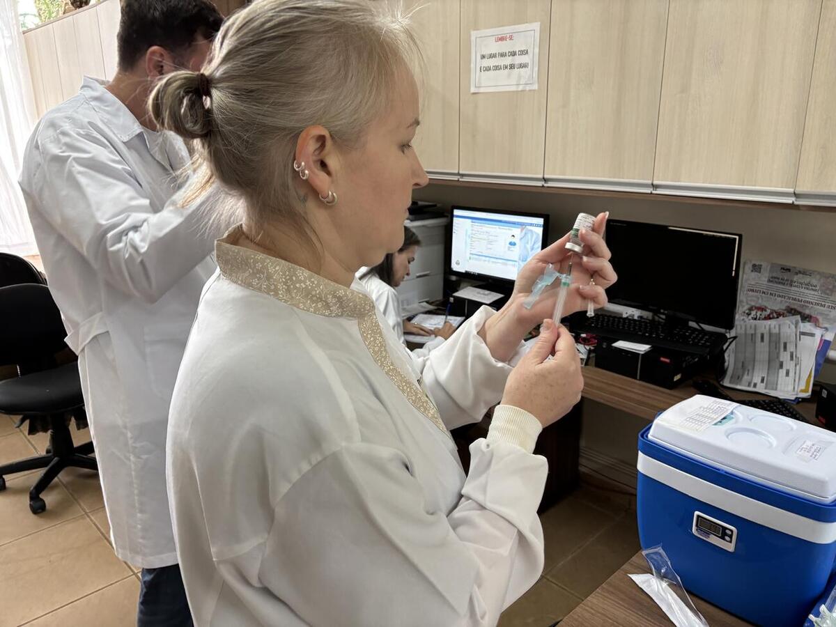 Com 604 vacinas aplicadas, a campanha “Vacinação nas Escolas” cumpriu com as expectativas e realizou 490 vacinações de influenza e 29 de covid 