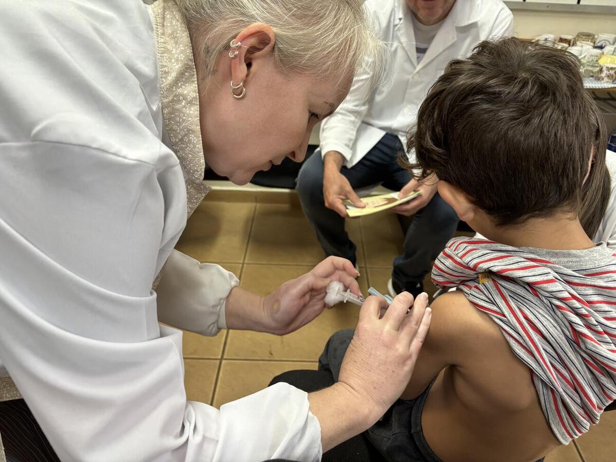 Com 604 vacinas aplicadas, a campanha “Vacinação nas Escolas” cumpriu com as expectativas e realizou 490 vacinações de influenza e 29 de covid 