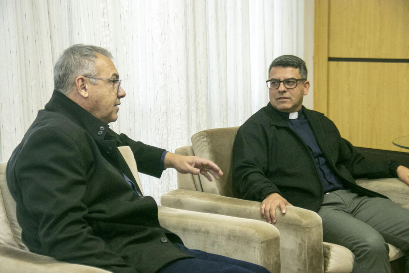 Em encontro no Gabinete, na tarde da última sexta (12), padre Juarez chamou Mario Costenaro e equipe para evento que será realizado em 5/7 no Deziré Refosco