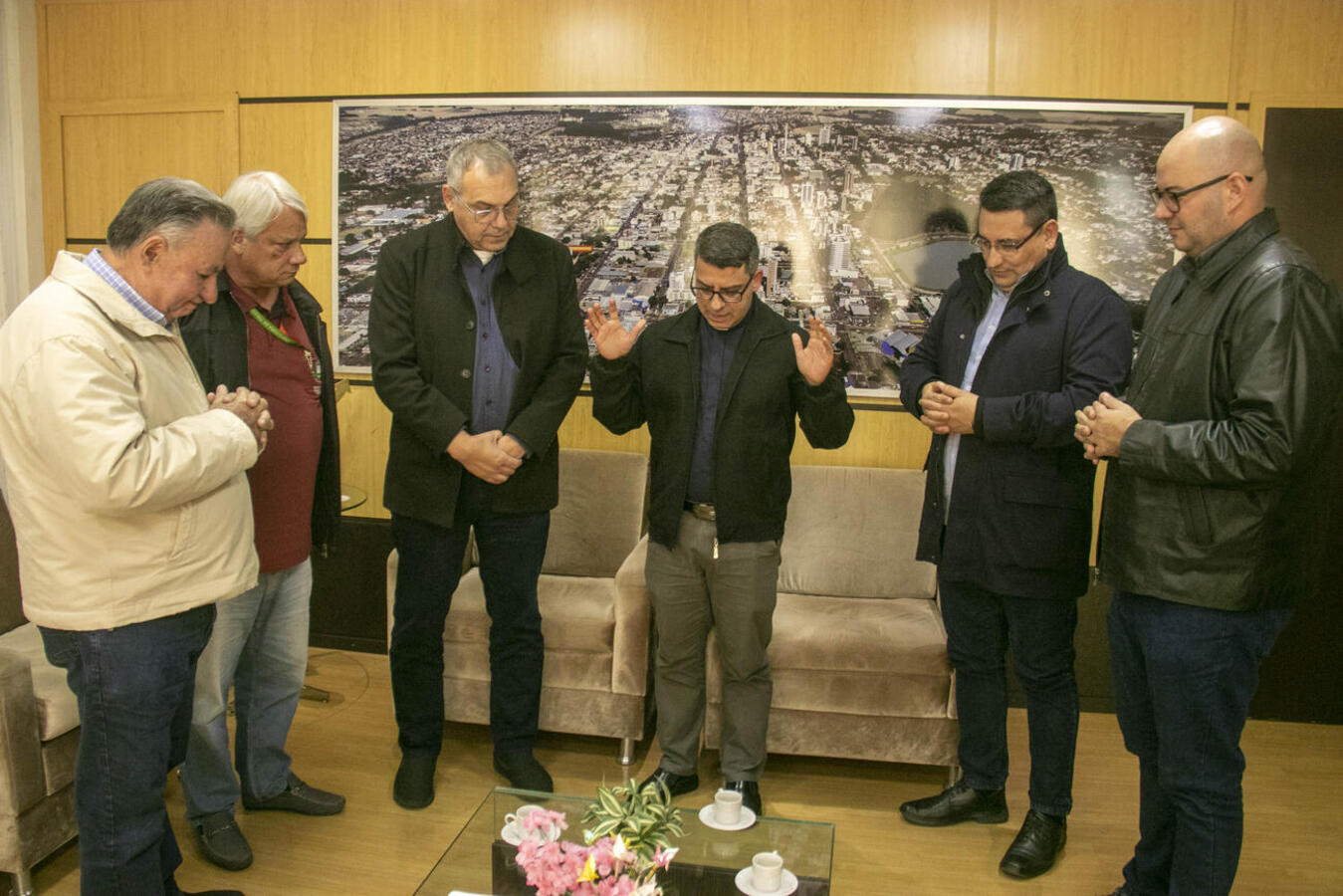 Em encontro no Gabinete, na tarde da última sexta (12), padre Juarez chamou Mario Costenaro e equipe para evento que será realizado em 5/7 no Deziré Refosco