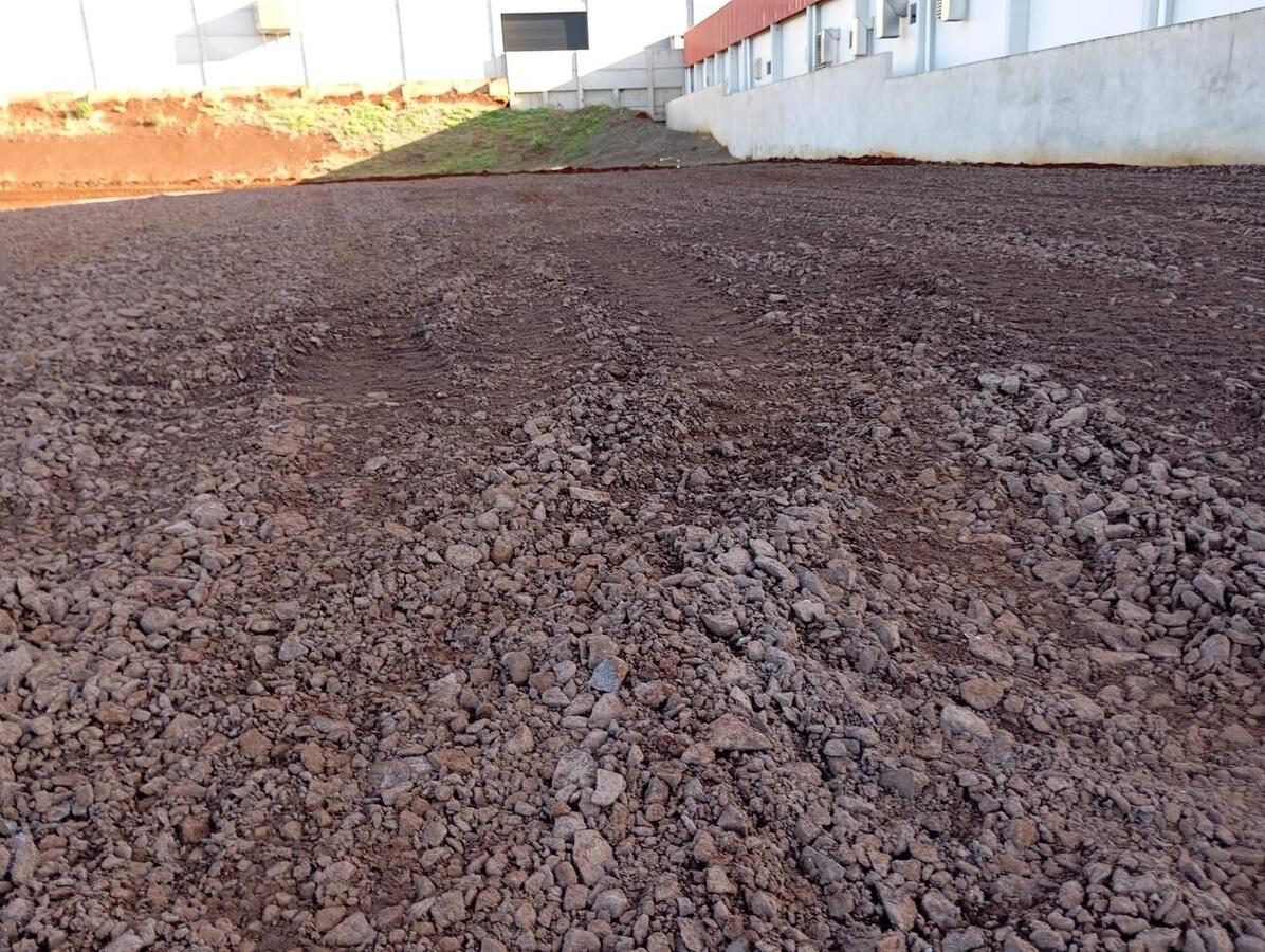 Fornecimento de pedras, terraplanagem e apoio a projetos integram política municipal de incentivo ao desenvolvimento econômico e à geração de empregos