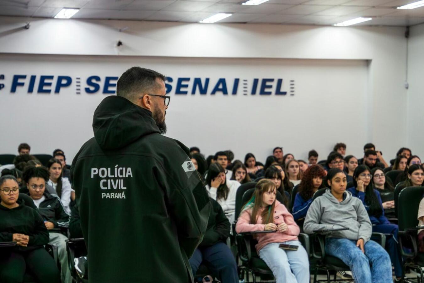 Iniciativa da Uniprati, em parceria com a Polícia Civil e a Secretaria da Mulher, reuniu cerca de 200 adolescentes e jovens no Senai
