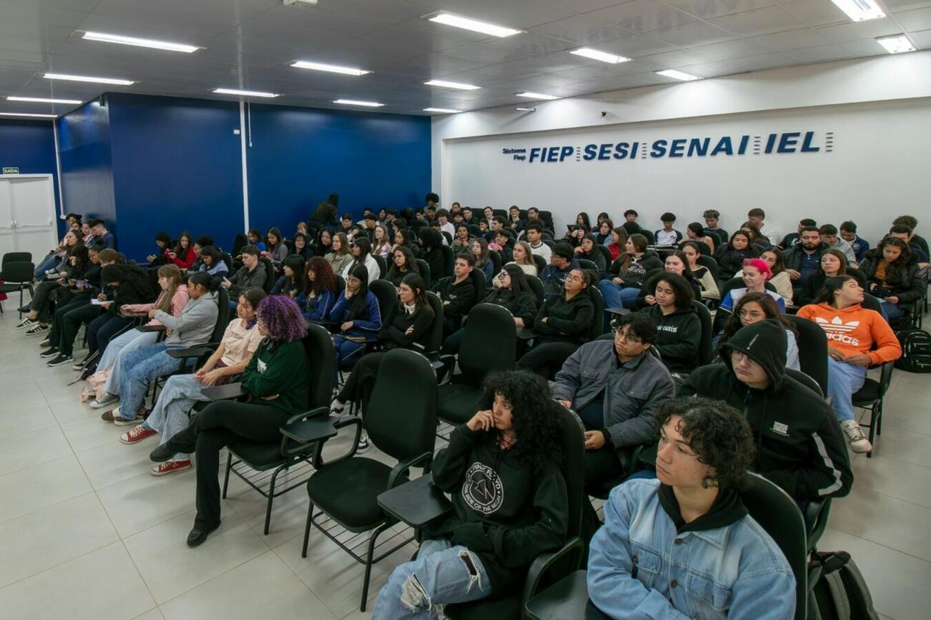 Iniciativa da Uniprati, em parceria com a Polícia Civil e a Secretaria da Mulher, reuniu cerca de 200 adolescentes e jovens no Senai
