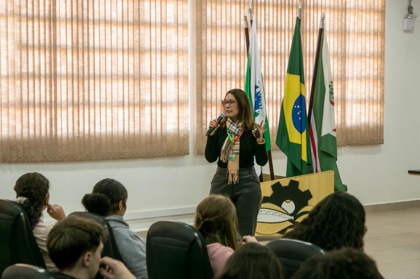 Iniciativa da Uniprati, em parceria com a Polícia Civil e a Secretaria da Mulher, reuniu cerca de 200 adolescentes e jovens no Senai