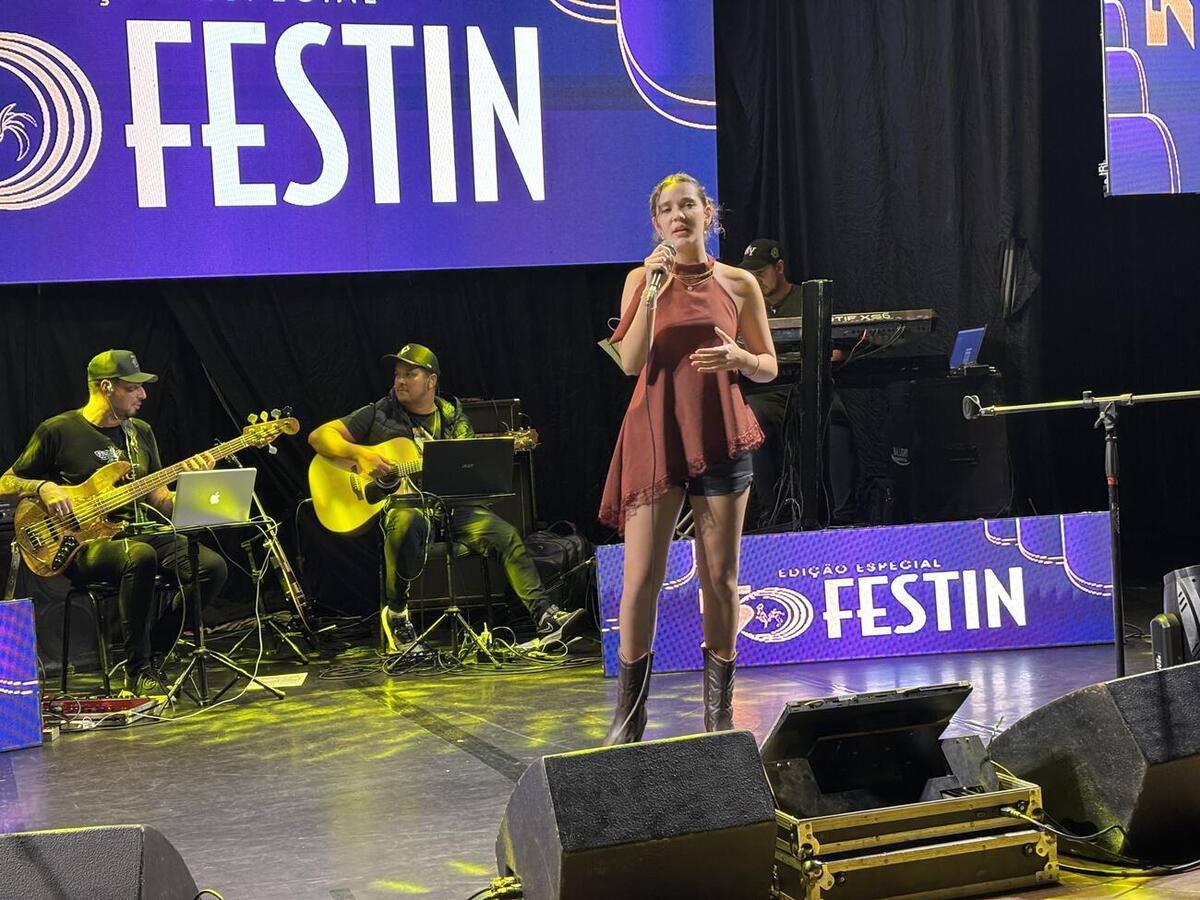 Edição histórica do Festival de Inverno de Toledo teve apresentações das categorias Juvenil e Adulto Sertanejo; classificados voltam a se apresentar no sábado (25)