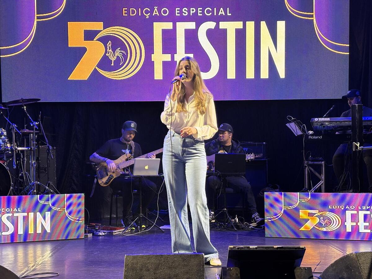 Edição histórica do Festival de Inverno de Toledo teve apresentações das categorias Juvenil e Adulto Sertanejo; classificados voltam a se apresentar no sábado (25)